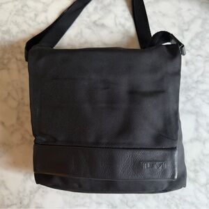 Men's TUMI Black Crossbody Laptop Messenger Bag Leather and Nylon Magnetic Close